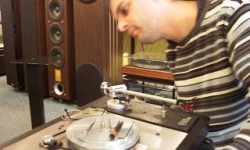 Linn Ittok LV II Linn Ittok LV II, Japonya üretimi Linn firmasının uzun süre Sondek LP12 pikaplarında kullandığı oldukça iyi bir koldur ve uzun zaman Linn’in ürettiği en üst seri, kol olarak 1980’li yıllarda oldukça popüler olmuştur. Bu harika görünümlü kol, kolay ayarlanması, keyifli ayar süreci ile uğraşılması en keyifli kollardan birisiydi benim...