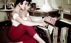 Yeni Bölüm Retro Ve Vintage Hifi Stereo Mecmuası web sitesi içerisinde yeni bir bölüm açtık. Bu bölümün açılması ile ilgili ilk fikri kim verdi hatırlamıyorum ancak bir anda siteyi tasarlayıp yayına soktuk. Koşuşturmalarımdan dolayı ilk adımda yeterli desteği veremedim ancak editör arkadaşlarımız yoğun bir çaba ile siteyi hazırladılar, yoğun bir giriş trafiği ile yeni bölümümüzü meraklılar...