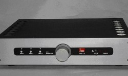 Pre amplifikatörlerin gerekliliği odyofiller arasında hep tartışma konusu olmuştur. Stereo hifi sistemlerinin altın çağında, her sistemde en az bir radyo, pikap ve kaset teyp hatta bir de makara teyp bulunmaktaydı. Dinleyeceğiniz kaynağı seçme, kayıt kaynağını seçme, kayıt monitorü ve ton kontrol işlemleri müzik setlerinin vazgeçilmez fonksiyonlardı. Pre ampların bağımsız birimler...
