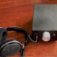 Kaan Seler Kulaklık Amplisi Apartman dairesinde yaşayanlar ve aile bireylerini rahatsız etmeden müzik dinlemek isteyenler için kulaklıklar rahat bir kullanımı olmamakla birlikte hoparlörlerin tek alternatifidir. Artık aldığımız her elektronik cihazdan bir set kulaklık çıkıyor. Bunların kaliteleri de oldukça iyi. Tabii hiç biri Sennheiser, Grado, AKG, Shure gibi firmaların odyofil modelleri ile kıyaslanamaz. Oda akustiği...