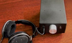 Apartman dairesinde yaşayanlar ve aile bireylerini rahatsız etmeden müzik dinlemek isteyenler için kulaklıklar rahat bir kullanımı olmamakla birlikte hoparlörlerin tek alternatifidir. Artık aldığımız her elektronik cihazdan bir set kulaklık çıkıyor. Bunların kaliteleri de oldukça iyi. Tabii hiç biri Sennheiser, Grado, AKG, Shure gibi firmaların odyofil modelleri ile kıyaslanamaz. Oda akustiği...