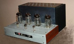 Kaan Seler VT130 Amplifikatör Bu sayımızda sizlere Sayın Kaan Seler tarafından üretilmiş VTM 130 Triyod Monoblok Amplifikatörün hikayesini kendi kaleminden sunuyoruz. Geçen sayımızda başladığımız ülkemizden hobiistlerin ürünlerini okuyucularımıza tanıtmaya yönelik bu yazı dizimize katkıda bulunup projesini bizlerle paylaşan Sayın Kaan Seler’e teşekkür ederiz. Lambalı ampliler DIY’er için her zaman cazip projeler olmuştur. Lamba türleri...