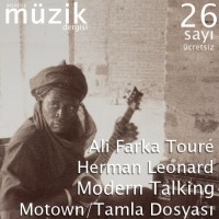 Stereo Mecmuası Sayı 26 Bu Sayımızın İçeriği Stereo Mecmuasının 26. sayısıyla yeniden karşınızdayız. Bu sayımızın kapak konusu Ali Farka Touré. Afrika’nın müzikal olarak en zengin ülkelerinden biri olan Mali’den tüm dünyaya seslenmiş bir çiftçinin hayatını Aydın Eroğlu anlatıyor. Ona çiftçi diyoruz çünkü Ali Farka Touré eşsiz yeteneğine, tüm dünyada en çok tanınan Afrikalı müzisyen...