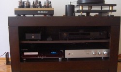 Bluenote Koala Tube CD Çalar Bölüm I Son yıllarda CD çalar pazarı gitgide daralıyor. Bu bir gerçek. Hifi dünyasında dijital stream çalarlar hakimiyeti ele geçirmiş durumdalar. Ancak CD satışları düşse de, elinde benim gibi bolca miktarda CD bulunanlar ve CD almaya devam edenler için CD çalarlar olmaz ise olmaz durumda hala. Günümüzde müzik endüstrisinin düştüğü durumun bir...