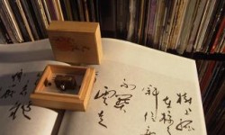 Koetsu Rosewood Dünyanın neresinde olursanız olun, bu ismi duyduğunda heyecanlanmayan pikap kullanıcısı yoktur herhalde, Koetsu. Tabii sadece pikap kullanıcıları değil. Beni yakından tanıyanlar bilir, pek akla gelmedik hobilerim vardır. Eğer Japon kültürüne ve özellikle sanatına aşina iseniz, Honami Koetsu ismi mutlaka sizlere bir şeyler hatırlatır. Honami Koetsu 16yy sonu ile 17yy başı...