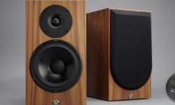 Kudos C1 Cardea Bölüm I Uzun yıllar ses endüstrisinin içerisinde olanlar Kudos adını hemen hatırlayacaklardır. Ünlü S100 stand dönemin audio delileri tarafından kutsalmışcasına sahip çıkılmıştı. İlginçtir, yıllar geçmesine rağmen hala S100 ile yollarına devam eden pek çok müziksever bulunmaktadır. Kudos yola böyle çıkmışken gelişmeler onları ses üzerine başka bir çalışmaya, hoparlör üretimine itti. Firma ön...
