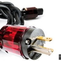 Güç kablosunda farklı bir tat: LessLoss’tan “Dynamic Filtering Power Cable Original” Bölüm I Başlangıçta, güç kablolarının sesteki etkisine inanmayan ben, daha sonra bilinçli olarak bu kabloları dinlediğimde farkı anlıyordum. Gerçekten de, CD çalıcılar, amplifikatörler ve hoparlörler dururken, ara kabloların ve hoparlör kablolarının değiştirici gücünü kabul ederken, güç kablolarına bu şansı vermiyordum. İstediğim sistem bileşenlerini deneme/yanılma yoluyla yıllar süren uğraşlarım sonunda yüzlerce olasılık ve...