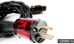 Güç kablosunda farklı bir tat: LessLoss’tan “Dynamic Filtering Power Cable Original” Bölüm I Başlangıçta, güç kablolarının sesteki etkisine inanmayan ben, daha sonra bilinçli olarak bu kabloları dinlediğimde farkı anlıyordum. Gerçekten de, CD çalıcılar, amplifikatörler ve hoparlörler dururken, ara kabloların ve hoparlör kablolarının değiştirici gücünü kabul ederken, güç kablolarına bu şansı vermiyordum. İstediğim sistem bileşenlerini deneme/yanılma yoluyla yıllar süren uğraşlarım sonunda yüzlerce olasılık ve...