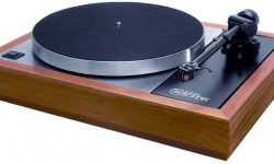 Linn LP-12 Rüyam Coşku’nun (Ecstasy) teknolojisi hakkında yazmak çok zor olduğundan, bu işlem beni iliklerime kadar boşaltmakta ve beni sık sık dinlenmeye sevk edip ufak ayıcığımla kıvrılıp yatmama neden olmaktadır. Süt ve bisküvi molamdan sonra, saat 15:00’i gösterdiğinde, biraz ilham alabilmek ve yeni ve gizemli olabilecek bir ruhla temas kurabilme amacıyla rüyalar alemine...