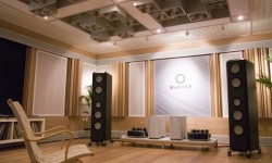Odyofil Olmak veya Olmamak Üzerine Varyasyonlar Opus No.100 İnsanoğlu iletişimini 5 duyusuyla kurar. Duyular dışardan aldıkları bilgileri beyine aktarır. Ancak beyin, her duyusundan öyle aynı oranda etkilenmez. Gözden gelen sinyallerin beyni etkilemekte %83 gibi bir üstünlüğü vardır, kulaktan gelen titreşimler ise %11 ile ikinci sıradadır. Eh, geri kalan %6’yı da duruma göre farklı olarak burun, ten ve dil...