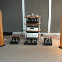 Demir Çetiner Ve Mavi Hifi Söyleşisi Bu sayımızda röportaj bölümümüzde Mavi Hifi firmasından Sn. Demir Çetiner ile yaptığımız keyifli söyleşiyi sizlere sunuyoruz. Stereo Mecmuası (S.M): Merhabalar, öncelikle Mavi Hifi firmasının kuruluş hikayesini sizden dinleyelim. Merhabalar Hakan Bey. Aslına bakarsanız ticari düşünceden hayli uzak, tamamıyla hobimin tutkuya dönüşmesinin sonucuydu. Doksanlı yıllarda Cabasse hoparlör edinmem ve...