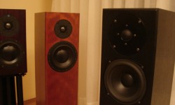 Micro Mega IA60 ve CD10 Bölüm IV Üçüncü Bölüme Ulaşmak İçin Tıklayınız 2X60 watt güç üreten amplifikatör ve CD kullanım anında sizi sarıp sarmalıyor .Hi End külçelerin yanında iki çizgi gibi duran bu ikilinin yanında her zaman önünde saygı ile eğildiğim Totem’in minimalist hoparlör anlayışının bir örneği olan Staff. Tam bir eşleşme oldu. Yanmamış olan Staff daha...