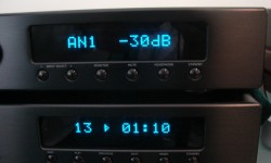 Micro Mega IA60 ve CD10 Bölüm I Yıllar önce audio mağazalarının minimalist seçkin örneklerinden biriydi Micro Mega. Benim için bu isim çok ilginç bir anlam taşıyordu çünkü aynı adı taşıyan dental ürünleri muayenehanemde büyük bir mutlulukla kullanıyordum. Yine Fransız kökenliydi ama firmaların arasında bir bağlantı yoktu. Mikro Mega ilk döneminde özellikle CD çalıcılar ile ön plandaydı son...