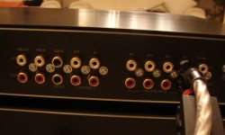 Micro Mega IA60 ve CD10 Bölüm III İkinci Bölüme Ulaşmak İçin Tıklayınız Amplifikatörün arka panelinde ise çok amaçlı girişler ve çıkışlar mevcut. Pre-amplifikatör cıkışı, sub cıkışı, iPod, iDock girişi. Tüketiciyi çok amaçlı kullanımda rahatlığa ulaştıran bir yapıda Amplifikatörün sahip olduğu tüm şasi avantajlarına sahip. Micro Mega Cd çalıcılar çok şık, verimli ve ergonomik tasarımı ile göz alıcı...