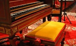 Stereo Mecmuası Yeni Sürprizlere Gebe! Bugün forumlarımızda bazı fotoğraflar yayınlamaya başladım. Yukarıda görülen yer İtalya’da bir kilise. Stereo Mecmuasında ilginç yazıları ile tanıdığımız Mike Valentine bildiğiniz gibi BBC’de uzun zaman ses üzerine çalışmıştı. Seneler sonra yeniden kayıtlara başlamış. Vivaldi’nin Dört Mevsimi kaydedilirken çekilen bazı fotoğrafları forumlarımıza ekledik. İsterseniz buradan ulaşabilirsiniz. Bu konuyla ilgili ilerleyen günlerde...
