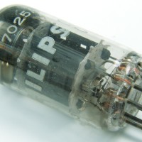 Philips Lamba Kodları 1934 oncesinde farkli firmalar farkli kod sistemleri kullanmaktaydilar. O zamanda buyuk bir uretici olan Philips kodlari, bir cok diger ureticiler tarafindanda kullanilmaktaydi. Allahtan 1934 sonrasinda standart Avrupa kod sistemi gelmis diye dusunuyorum, Philips kodlari bana gecmisten beri her zaman karisik gelmistir. Bilgi amaciyla sizlerle de paylasmak istedim. Benzer YazılarXTZ Room...