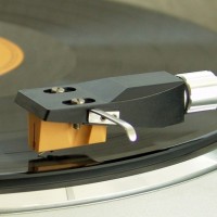 Bundan seneler önce Stereo Mecmuası’nda plak temizliği ile alakalı bazı maddeler yazmıştım. Bu yazıyı yazalı en az 5-6 sene oluyor. Oirijinal metin buradan okunabilir. Aradan geçen senelerde bu yazıda bazı düzeltmeler yapmam gerektiğine karar verdim. İşte orijinal metin artı düzeltmeleri aşağıda bulabilirsiniz. 1. Plakların en önemli düşmanı tozdur. Bunun yanı...