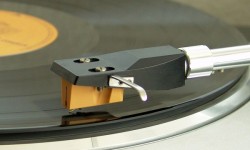 Plak Koleksiyoncusunun Rehberi: Plak Temizleme Konusu Bundan seneler önce Stereo Mecmuası’nda plak temizliği ile alakalı bazı maddeler yazmıştım. Bu yazıyı yazalı en az 5-6 sene oluyor. Oirijinal metin buradan okunabilir. Aradan geçen senelerde bu yazıda bazı düzeltmeler yapmam gerektiğine karar verdim. İşte orijinal metin artı düzeltmeleri aşağıda bulabilirsiniz. 1. Plakların en önemli düşmanı tozdur. Bunun yanı...