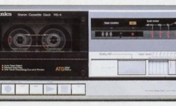 Technics RS-4 Technics RS-4 Kasetçalar. Üretim tarihi: 1983 Benzer YazılarStephens Reklam AfişiStan White HoparlörleriTechnics EAA-2007Otari Reklamı