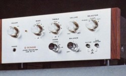 Pioneer SC-70 Pioneer SC-70 amplifikatör. Kanal başı 20w güç üretebiliyor. Ağırlığı yaklaşık 4 kilogram! Üretim tarihi 1969 Benzer YazılarDünyanın En Sevimli Pikap KoluAiwa AD-FF3Mark Levinson ML-7ALSalı Fetişizmi: Technics SE-9200