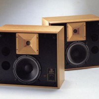 Electro-Voice Sentry 500SFV. Üretim tarihi 1983. Her bir hoparlörün ağırlığı 32′şer kilogram! Benzer YazılarHaftanın Güzeli: Kasetçalar Güzeli :)Scully Lathe ve Westrex 3DIIAPerşembe Pazarı: Dual Pikap Kolu ReklamıPioneer Reklamı