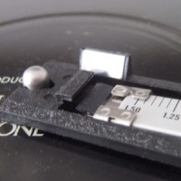 Shure SFG-2 Bölüm I Shure, 1925 yılında kurulmuş bir firma. Shure’un geniş kitlelerce tanınmasına imkan veren ürünler başarılı mikrofonları olsa da biz analog severler, firmayı, ürettikleri pikap kafaları ile tanıdık. Aslında Shure ilk kuruluşunda kit olarak satılan vakum tüplü radyolar için parçalar üretiyordu. O dönemde radyo pazarının büyüklüğü sayesinde Shure, tek bir kişinin üretim...
