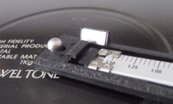 Shure SFG-2 Bölüm I Shure, 1925 yılında kurulmuş bir firma. Shure’un geniş kitlelerce tanınmasına imkan veren ürünler başarılı mikrofonları olsa da biz analog severler, firmayı, ürettikleri pikap kafaları ile tanıdık. Aslında Shure ilk kuruluşunda kit olarak satılan vakum tüplü radyolar için parçalar üretiyordu. O dönemde radyo pazarının büyüklüğü sayesinde Shure, tek bir kişinin üretim...