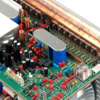 Soulution 720 Pre-ampli, 740 CD Çalar ve 710 Stereo Amplifikatör Bölüm II Birinci Bölüme Ulaşmak İçin Tıklayınız Optik girişe uydu alıcımı bağlıyorum. Analog girişte ise DVD çalarım var. BNC girişi diz üstü bilgisayarımdan yüksek çözünürlük dijital müzik çalmak için kullanıyorum. Son olarak da XLR girişe 24 bit192 KHz kullanım için Nagra dijital kayıt cihazımın AES/EBU çıkışına bağlı. CD çalarla ilgili ilk fark...