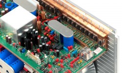 Soulution 720 Pre-ampli, 740 CD Çalar ve 710 Stereo Amplifikatör Bölüm II Birinci Bölüme Ulaşmak İçin Tıklayınız Optik girişe uydu alıcımı bağlıyorum. Analog girişte ise DVD çalarım var. BNC girişi diz üstü bilgisayarımdan yüksek çözünürlük dijital müzik çalmak için kullanıyorum. Son olarak da XLR girişe 24 bit192 KHz kullanım için Nagra dijital kayıt cihazımın AES/EBU çıkışına bağlı. CD çalarla ilgili ilk fark...