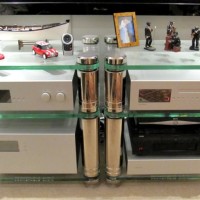 Soulution 720 Pre-ampli, 740 CD Çalar ve 710 Stereo Amplifikatör Bölüm I Son Çözüm Mü? Birkaç yıl önce baş rolünü Ted Danson’un oynadığı “Loch Ness” adında bir filmde çalışığımı hatırlıyorum. Sahnelerden birisinde İskoçya’da bir limanda su altındaydık. Bir gece yarısı bu limanın dibinde geceyi gündüz yapan 160Kw’lık bir ışığın altında deniz canlılarının renklerinin tadını çıkarıyordum. Eşim Françoise benle su altındayken konuşabiliyordu! Onun...
