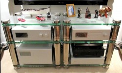 Soulution 720 Pre-ampli, 740 CD Çalar ve 710 Stereo Amplifikatör Bölüm I Son Çözüm Mü? Birkaç yıl önce baş rolünü Ted Danson’un oynadığı “Loch Ness” adında bir filmde çalışığımı hatırlıyorum. Sahnelerden birisinde İskoçya’da bir limanda su altındaydık. Bir gece yarısı bu limanın dibinde geceyi gündüz yapan 160Kw’lık bir ışığın altında deniz canlılarının renklerinin tadını çıkarıyordum. Eşim Françoise benle su altındayken konuşabiliyordu! Onun...