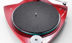 Thorens TD309 Pikap Teknolojisine Bakış Thorens’in patronu Heinz Rohrer’in, firmanın son batışından sonra, markayı sahiplendiğinde tanımladığı “kurtarma ve yaşama döndürme, denge aşaması ve son olarak, yatırım ve büyüme” alt süreçlerinden sonuncusuna gelindiğini belirttiği, 2009 Münih HiEnd sergisinde, yepyeni bir ürünün tanıtımı yapıldı: TD309. Thorens’in yeni nesil ürünlerinin tasarım ve üretim süreçlerinden farklı olarak, bazıları...
