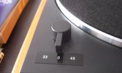 Thorens Mini Thorens, analog tarihine adını gerçekten altın harflerle yazmış bir firma. 1883 yılında Hermann Thorens tarafından kurulan firma ilk önce müzik kutuları yapmaya başladı. 1903 yılında müzik kutularının ardından Edison fonografları, 1906′da taş plak tabiri ile tanınan Shellac plaklar için gramofonlar üreten firma 1957 yılında ilk efsanevi pikabı olan TD-124′ü üretir....