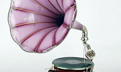 Thorens Tarihçesi 1883 Hermann Thorens ticari aile işletmesinin ilk resmi kaydı yapıldı. Kuruluş adresi, St.-Croix / İsviçre, kuruluş amacı ise müzik kutuları yapmaktı… 1903 Thorens’in ilk Edison-tipi fonografının üretimi başladı… 1906 “Shellac” plaklar için çan tipi gramofonların üretimine başlandı… 1913 Üretim çeşitliliği… Sigara çakmağı üretiminin başlaması… 1964’e kadar sürmüştür… 1914 Bir...