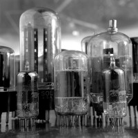 Avrupa Lamba Kodları Pro elektron standarti da denen tum Avrupa’da 1934′ten itibaren kullanilmaya baslanan ve standart hale gelmis lamba kod standartlarinin elimden geldigi kadari ile Turkcelestirmeye calistim. Sayfalarin en sonunda konuyla ilintili anlamakta zorlanilabilecek terimler icin kisa notlar dustum. Umarim faydali olur ilk harf / Isınma Mantigi 0 filament’siz lambalar A 4 V...