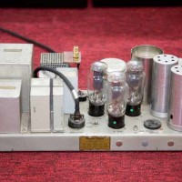 Single Ended Triode’ların Tarihçesine Kişisel Bir Bakış Bölüm IX Dynacord, ise isminden bahsedilmesi gereken ama firma hakkında çok az bildiğimiz bir üreticidir. Günümüzde Bosch grubunun bir parçasıdır. Ancak 1940 ve 1950′lerde özellikle basit mimariye sahip vakum tüplü amplileri, radyo ve ilginç tasarımlı pikap kafaları ile popüler olmayı başarmıştır. İlerleyen yıllarda pro-müzik pazarına yönelik üretime başlamıştır. 1945 yılında kurulan Sennheiser’da...