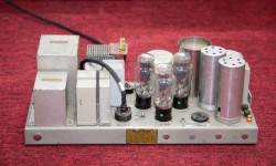 Single Ended Triode’ların Tarihçesine Kişisel Bir Bakış Bölüm IX Dynacord, ise isminden bahsedilmesi gereken ama firma hakkında çok az bildiğimiz bir üreticidir. Günümüzde Bosch grubunun bir parçasıdır. Ancak 1940 ve 1950′lerde özellikle basit mimariye sahip vakum tüplü amplileri, radyo ve ilginç tasarımlı pikap kafaları ile popüler olmayı başarmıştır. İlerleyen yıllarda pro-müzik pazarına yönelik üretime başlamıştır. 1945 yılında kurulan Sennheiser’da...