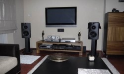 Wharfedale Opus 2-M2 Hoparlör Wharfedale 75 yıllık geçmişi olan hoparlör sektörünün en köklü firmalarından biridir, zaman içinde ürettikleri üst seri modellerinin mutlu kullanıcıları var. Özellikle Airdale ve Opus serileri markanın amiral gemileri niteliğinde. Wharfedale bir süredir Çin’deki IAG Grup fabrikalarında Quad, Audiolab ve Mission markalarıyla birlikte aynı tesislerde üretim yapıyor. Bu markaların kendine has...
