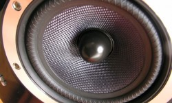 Wharfedale Diamond 10.1 Bölüm I BÜYÜMÜŞTE KÜÇÜLMÜŞ Profesyonel müzisyen arkadaşlarımla bir araya geldiğimde fırsat buldukça kendi enstrümanlarının yer aldığı eserleri veya eser bölümlerini dinletirim… Duydukları seslerde ne gibi analizler yapacakları benim için önem taşır. Uzun süreli bu testlerimin sonunda benim için ilginç olacak sonuçlar ortaya cıkmıştır. Mesela arkadaşlarımın neredeyse tümü her zaman için iki yollu...