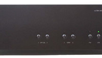 Arcam’ın 2.000 Sterlin’lik FMJ D33 modeli SuperDAC’ı görücüye çıkıyor. Arcam’ın üst seri Full Metal Jacket serisindeki ürün 24-bit/192kHz’lik Burr Brown PCM1792 yongasetlerini her kanalda birer adet olmak üzere kullanan bir DAC. Ürün üzerinde asenkron USB girişi, iki adet optik dijital giriş, iki adet S/PDIF girişi ve 1 adet AES/EBU girişi...