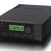 Cyrus’tan Yeni Giriş Seviyesi Ürünler Cyrus Audio, giriş seviyesinde rekabetçi fiyat etiketlerine sahip yeni bir ürün ailesi duyurmaya hazırlanıyor. Ürünlerin Avrupa satış fiyatlarının 1.000 Euro altında olması asıl hedef. Yeni ürün ailesi DAC’tan CD çalara, amplifikatöre kadar kadar tam bir sistem kurmaya olanak sağlayacak. Serinin ilk ürünü yukarıda resmi görülen Cyrus 6a amplifikatör. Bu ürünle...