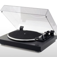 Sigma Ses: Thorens TD-158 Değerli dostlar, Doğrudan üreticinin ağ sayfalarını izleyenler veya bu konuda bizimle temas etmiş olanlar biliyordur ama, Thorens’in en ulaşılabilir, en sade, en kolay kurulumlu ve bu sadeliklerine karşın, ses sunumunda son derece şaşırtıcı bulunan, ve bu özellikleri ile bir çok plakseverin ve özellikle plakların büyülü dünyasına ürkek de olsa bir...