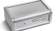 İlginç aksesuarları ile tanıdığımız İngiliz Blue Horizon firması yeni MM/MC pikap pre-amplifikatörünü duyurdu. İngiltere satış fiyatı 695 Pound olarak belirlenen ürün iki senelik bir araştırma geliştirmenin sonucunda pazara sunuluyor(muş) What hifi sitesindeki habere göre high-end seviyesindeki performansı kabul edilebilir bir fiyata sunmayı hedefleyen üründe 3 adet farklı gain ayarı ve...
