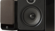 Timpani: Q Acoustics Hoparlörler Timpani’de Her kim ki Müzikseverdir, bu onu ilgilendirebilir. Q Acoustics, Goldring pikap kafalarının sahibi olan İngiliz Armour Home firmasının markası. İlk Goldring siparişimizle birlikte test etmek üzere Q Acoustics hoparlörlerden birer örnek getirttik ve bir ay süreyle test ettik. Hoparlörler, sahne, detay, tını doğruluğu, bas kontrolü, denge ve özetle tüm değerlendirme...