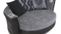 Hepsi Birarada Koltuk Mobilyalar teknoloji firmalarının elinde değişmeye devam ediyor. Son olarak DFS isimli bir İngiliz firması Trophy Cuddler Audio Sofa modelini duyurdu. Ürün üzerinde iPhone/iPod dock sistemi, SC kart solutu Bluetooth bağlantısı ve USB girişleri bulunuyor. Ürünün üzerinde bulunan kontrol panelinde diğer cihazlar içinde analog girişler unutulmamış. Koltuğun üzerinde tabii ki subwoofer...