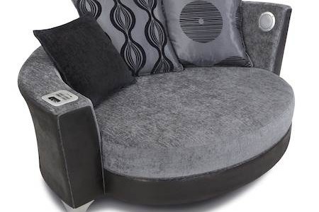 Mobilyalar teknoloji firmalarının elinde değişmeye devam ediyor. Son olarak DFS isimli bir İngiliz firması Trophy Cuddler Audio Sofa modelini duyurdu. Ürün üzerinde iPhone/iPod dock sistemi, SC kart solutu Bluetooth bağlantısı ve USB girişleri bulunuyor. Ürünün üzerinde bulunan kontrol panelinde diğer cihazlar içinde analog girişler unutulmamış. Koltuğun üzerinde tabii ki subwoofer...