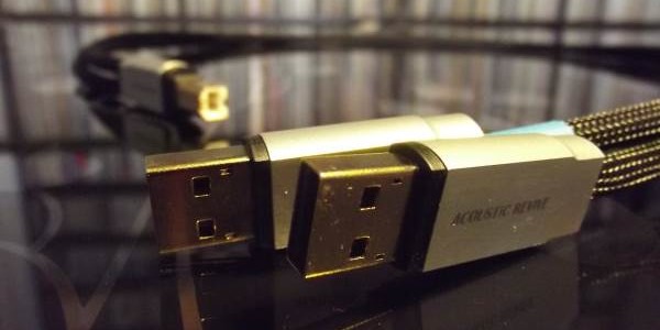 Bu yazımda Acoustic Revive USB-1.0SPS kabloları inceleyeceğim. Bu kablolar ilk çıktıkları dönemlerde bayağı ilgimi çekmişti. Aslında bu tarz kablolara pek yabancı değiliz. Bilişim sektöründe harici hard disk dünyasında veri akışını hızlandırabilmek için çift uca sahip USB kablolarını görmüştük. İlk dönemlerde özel iki uçlu kablolar kullanılırken sonraki dönemlerde bir tarafı standart...