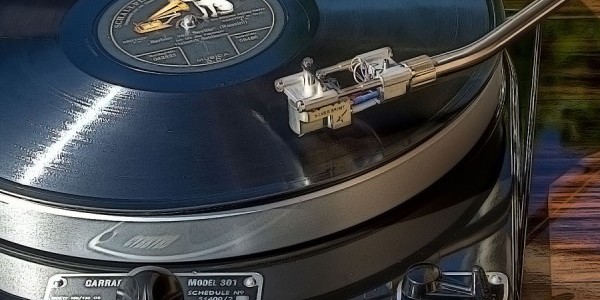 Stereo Mecmuası forumlarında anti-skating konusunda çok güzel bir tartışma başlığı açılmıştı. Birbirinden güzel yazılar yazılan başlık altından Sn Hakan Ağustos tarafından yazılan aşağıda okuyacağınız yazı neredeyse şiir gibi. Hem meraklılar için anti-skating konusunda önemli bilgiler var. Hem foruma hemde aşağıdaki yazıya göz atmakta fayda var. ————————————————————– Skating force; plak izindeki...