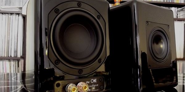 Amerikalı Audience firmasının temelleri odyofil ve tasarımcıların bir araya gelmesi ile 1972 yılında atılıyor. Firma bu dönemlerde Sidereal Akustic Audio Systems adı altında faaliyet gösterirken 1997 yılında tasarımcı Roger Sheker’in katılımıyla Audience olarak faaliyetlerine devam ediyor. Firmanın ürün yelpazesinde farklı kablolar, elektrik düzenleme sistemleri var ancak bizim bu yazımızda mercek...
