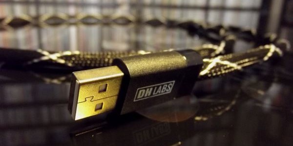 Stereo Mecmuası’nda farklı DH Labs Silversonic ürünlerini son dönemlerde mercek altına aldık. Özellikle dijital kanatta uygun fiyatlarına rağmen başarılı sonuçlar aldığımız firmanın bu kez USB kablosunu test sistemlerimizde mercek altına aldık. Firmanın tarihçesini sizlerle daha önce paylaşmıştık hemen minik bir özet; DH Labs firması 1992 yılında kuruluyor. Firmanın amacı yüksek...